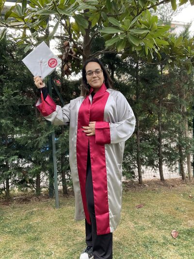 Kep Cübbe Modeli - Kırmızı Şeritli Saten Kumaş